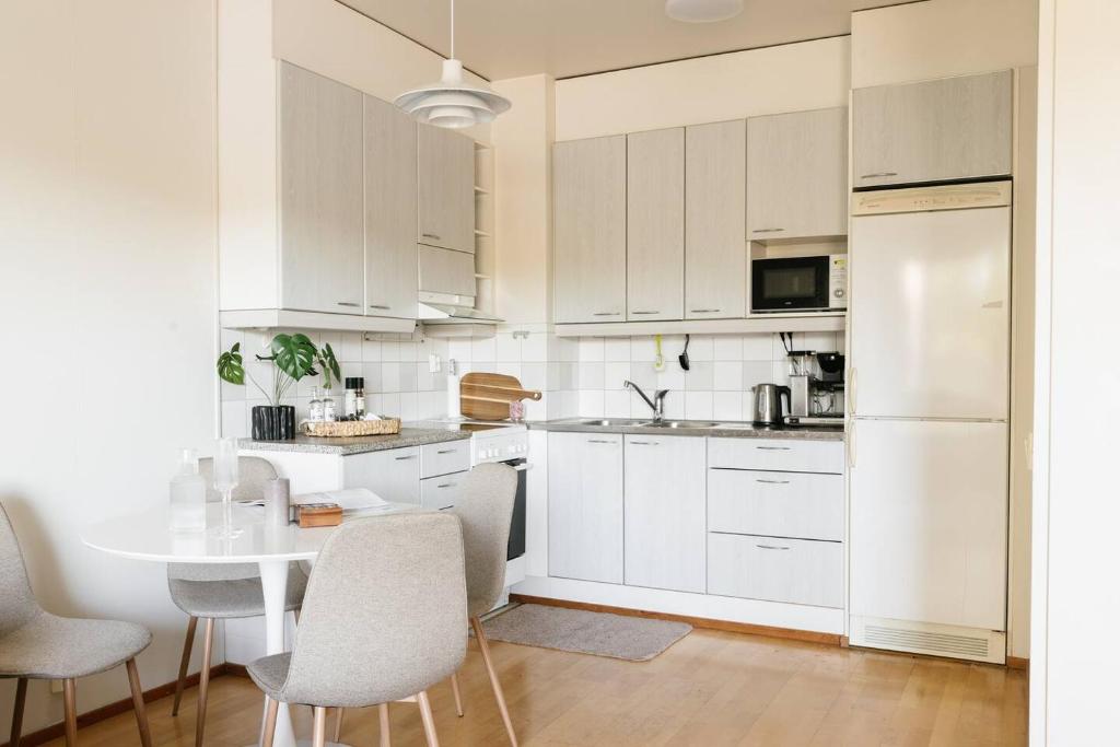 Cuisine équipée avec coin repas aux Urban Lapland Apartments à Rovaniemi