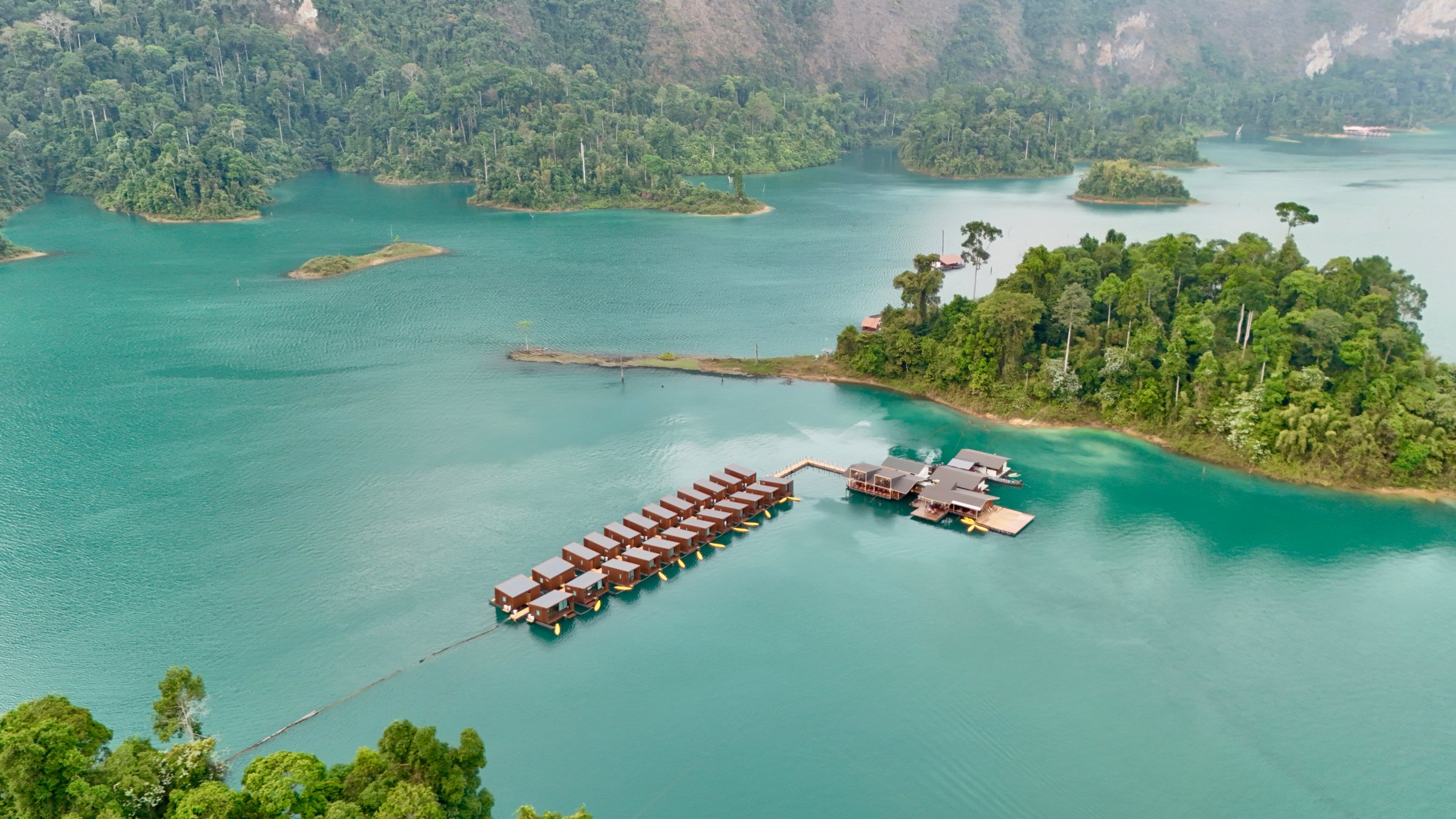 Bungalows flottants sur le lac de Khao Sok vus du ciel