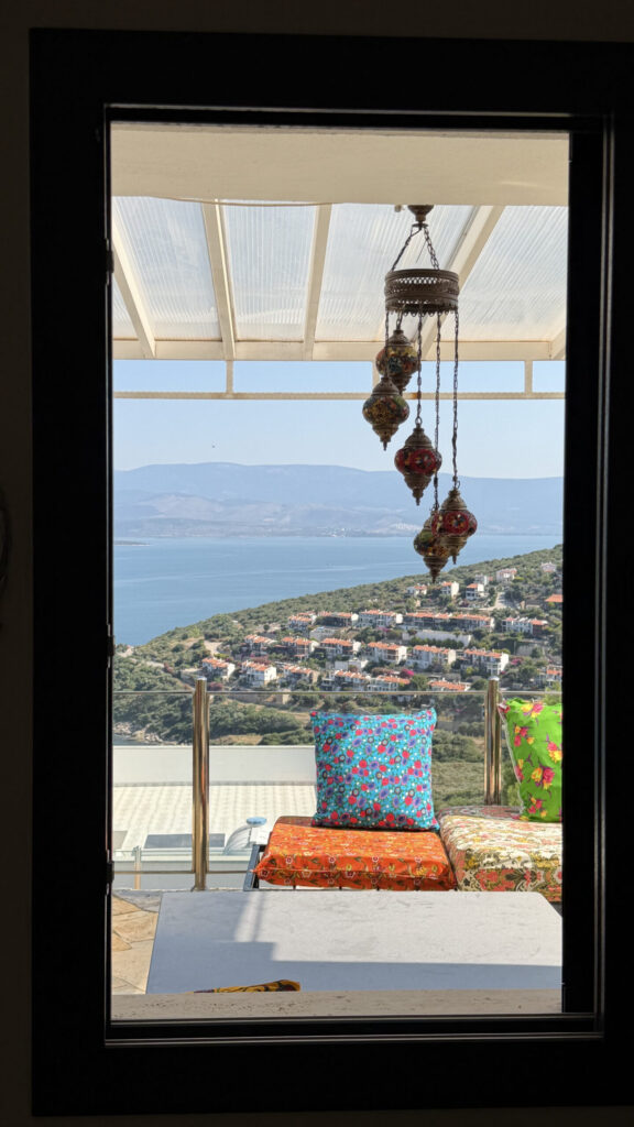 Vue sur les collines depuis la terrasse de la Villa Selen à Bodrum