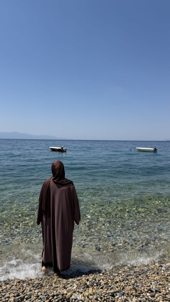Vue sur la mer et des bateaux depuis la plage à Bodrum