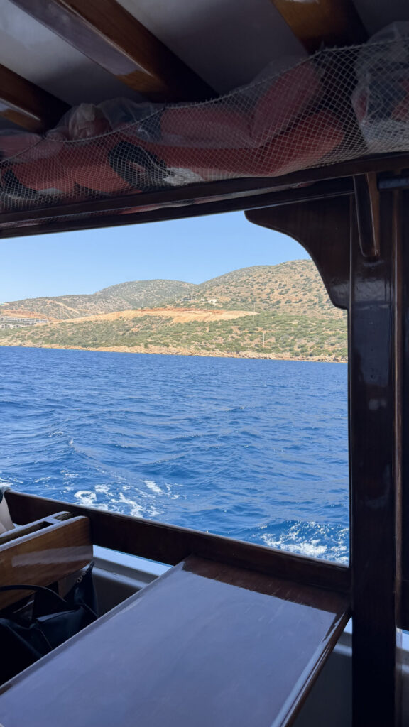 Vue sur la mer Égée depuis le bateau en route vers l'île d'Orak